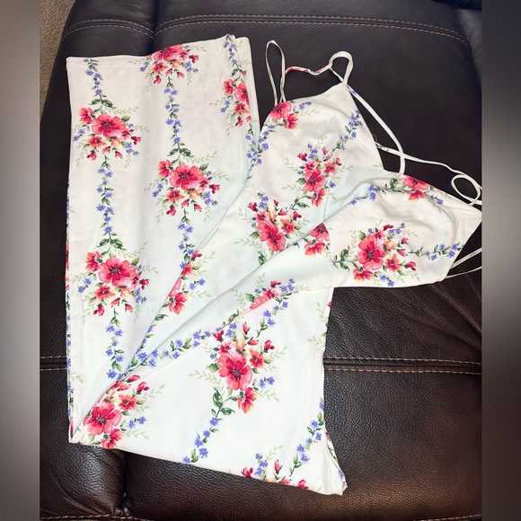 Forever 21 Women's Floral Print Wide-Leg
Jumpsuit in White , MEDIUM - Picture 3 of 17